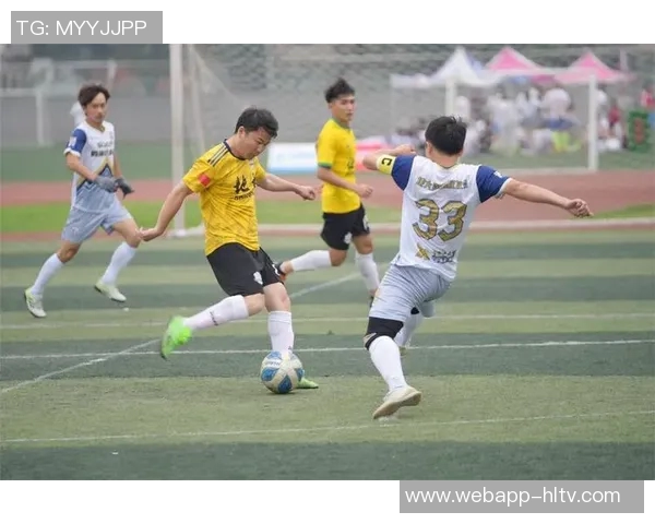 足球教练展示精湛球技带领球队逆转胜局的精彩瞬间